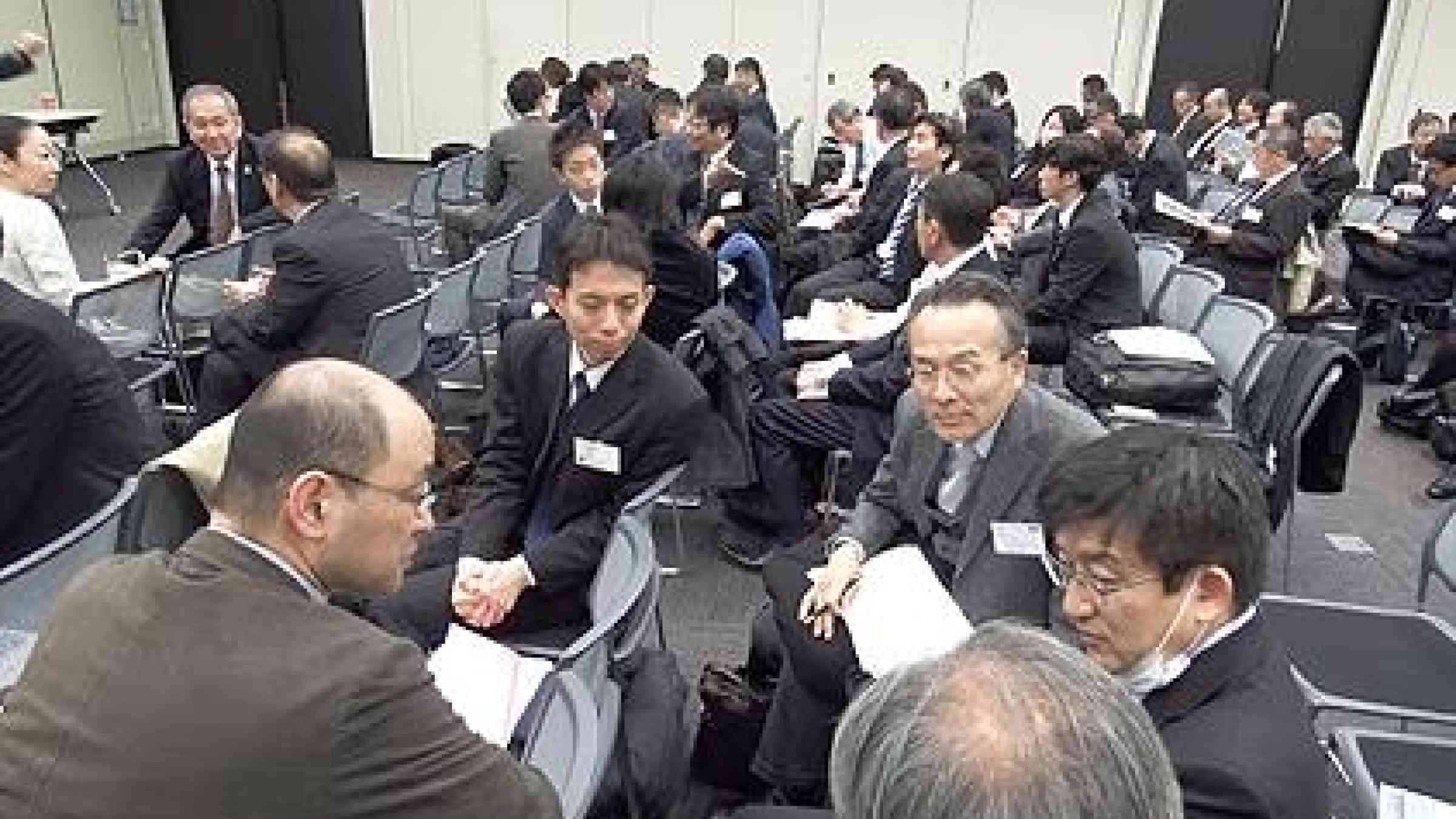 Participants discuss their company’s measures in resilience and disaster risk reduction. (Photo: UNISDR)