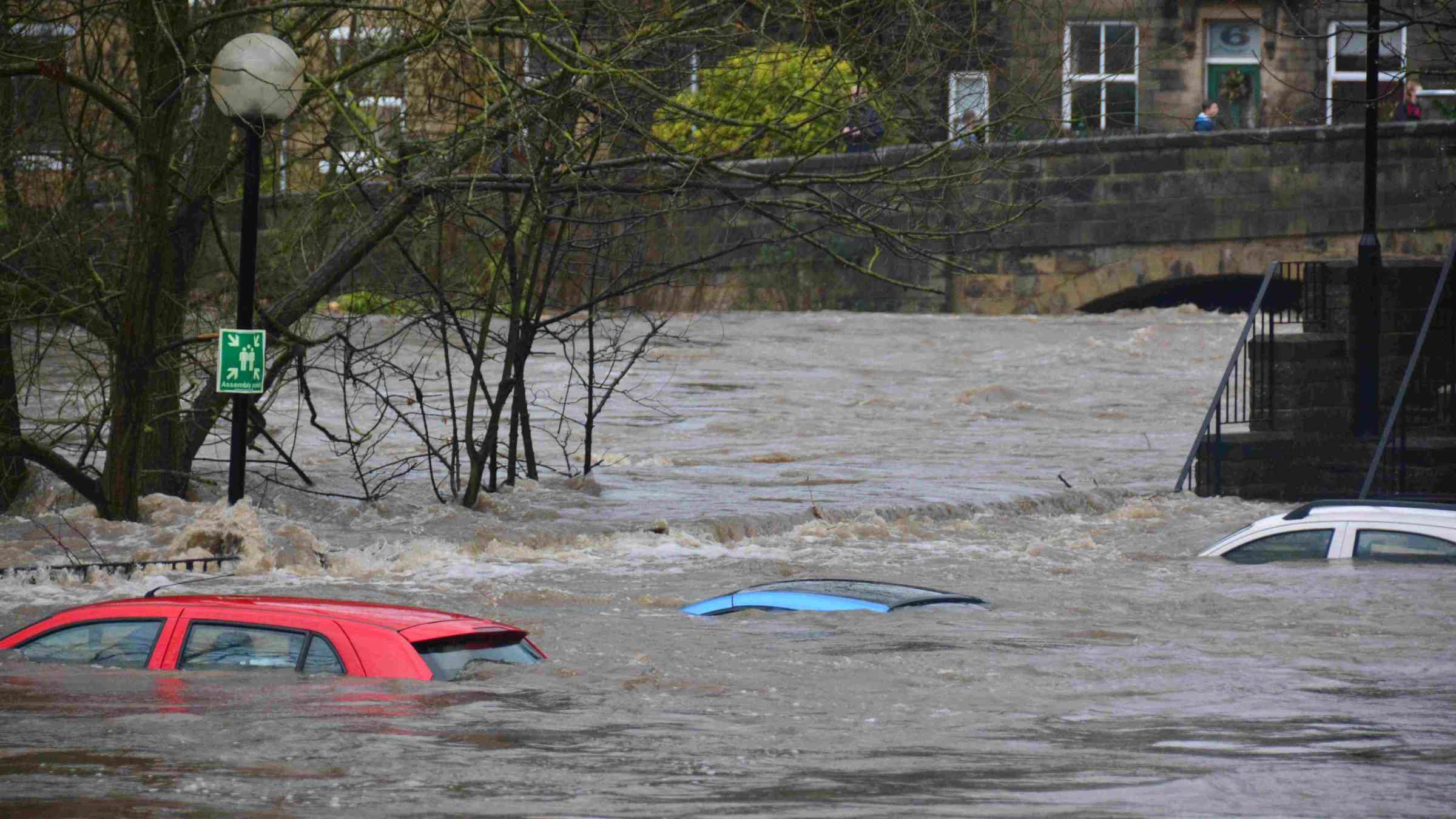 car under water 